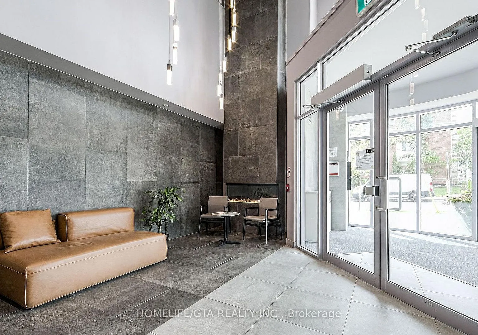 2433 Dufferin St — Photo 4