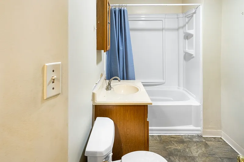 4 bed, 2.0 bath, 979 sqft, $450 — Photo 4