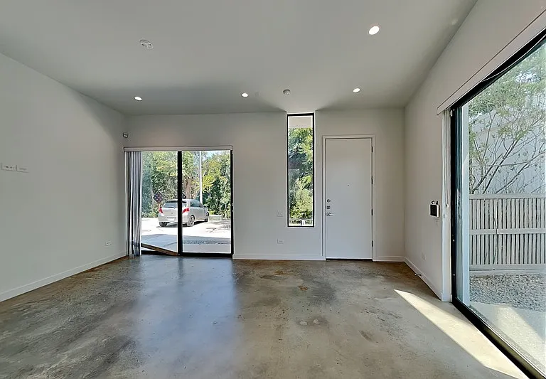 904 Blackland Ct — Photo 4