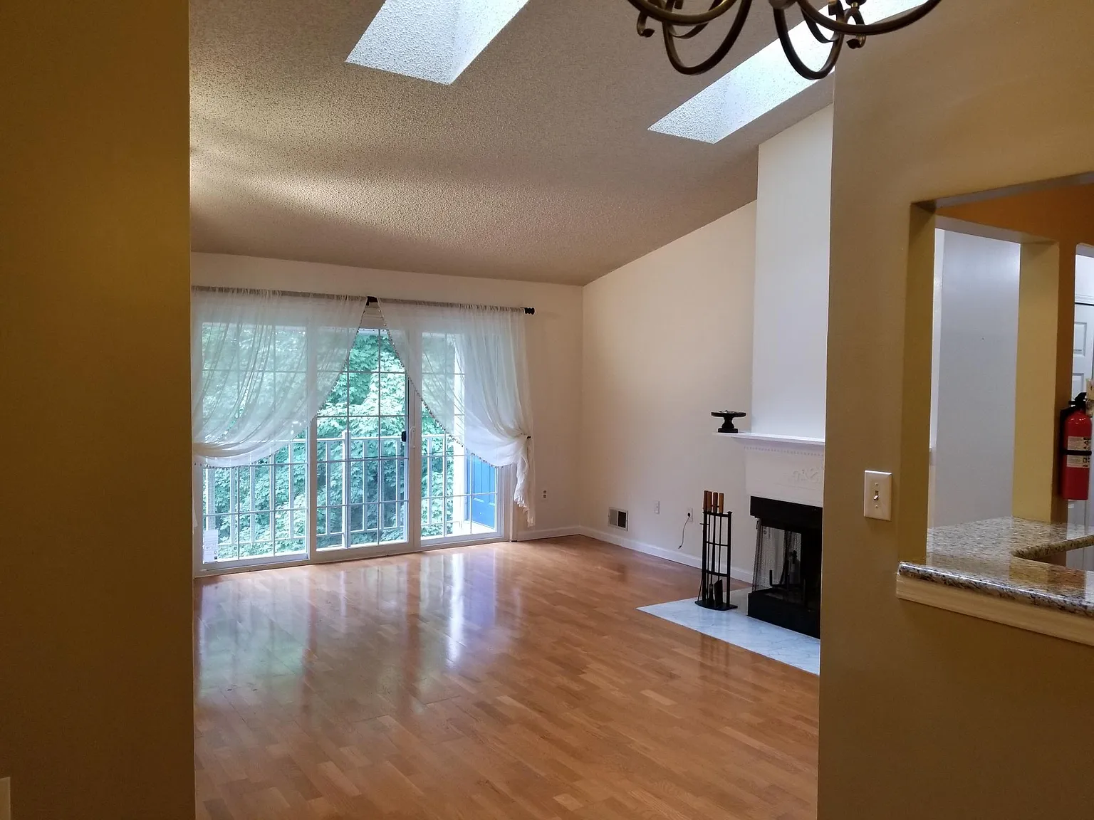 2 bed, 1600 sqft, $2,250 — Photo 3