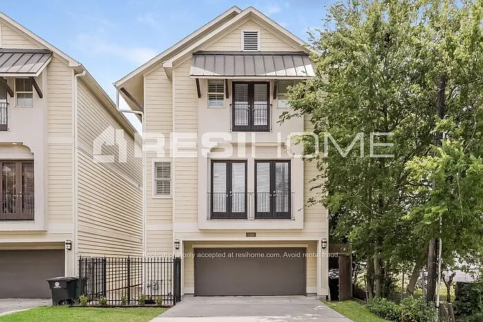2210 Radcliffe St — Photo 1
