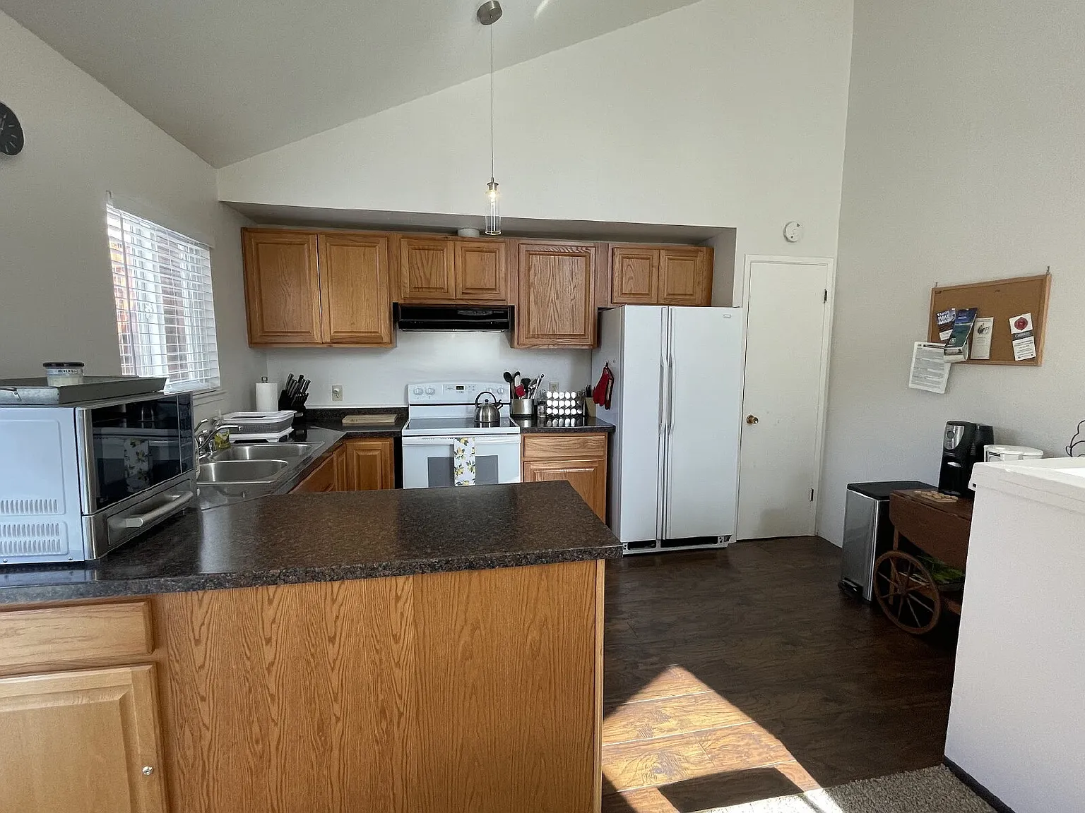 2 bed, 1.0 bath, 1322 sqft, $2,200 — Photo 3