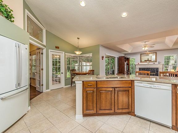 5th image of 1070 Royal Oaks Dr