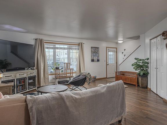 4th image of 1585 Gillam Way