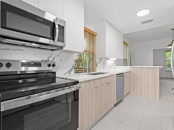 4th image of 3611 SW 37th Ave #19