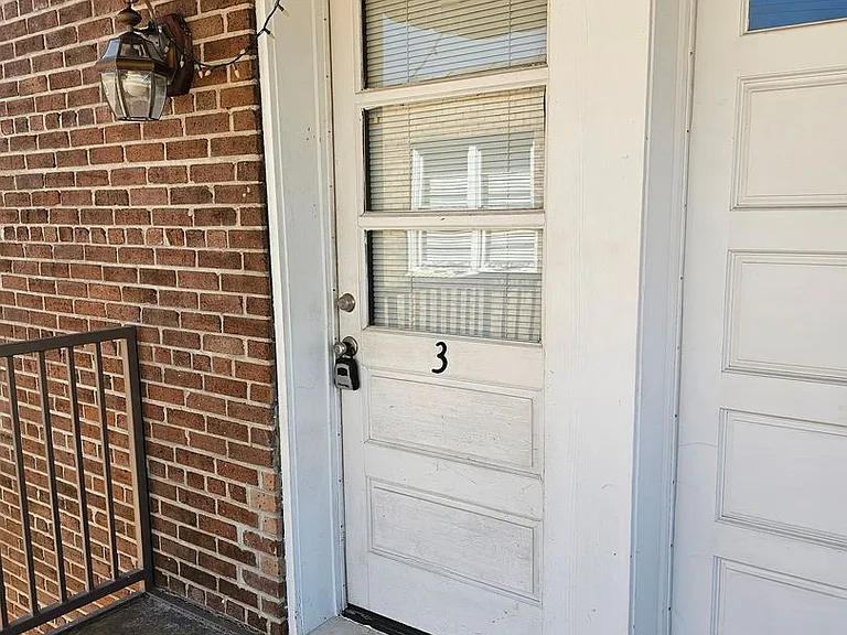 114 N Cypress St — Photo 3