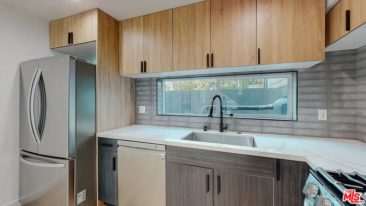 2 bed, 2.5 bath, 1000 sqft, $2,841 — Photo 2