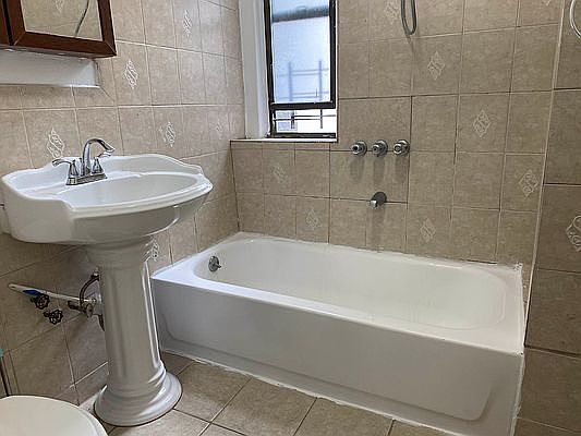 5th image of 258 W 117th St APT 43W