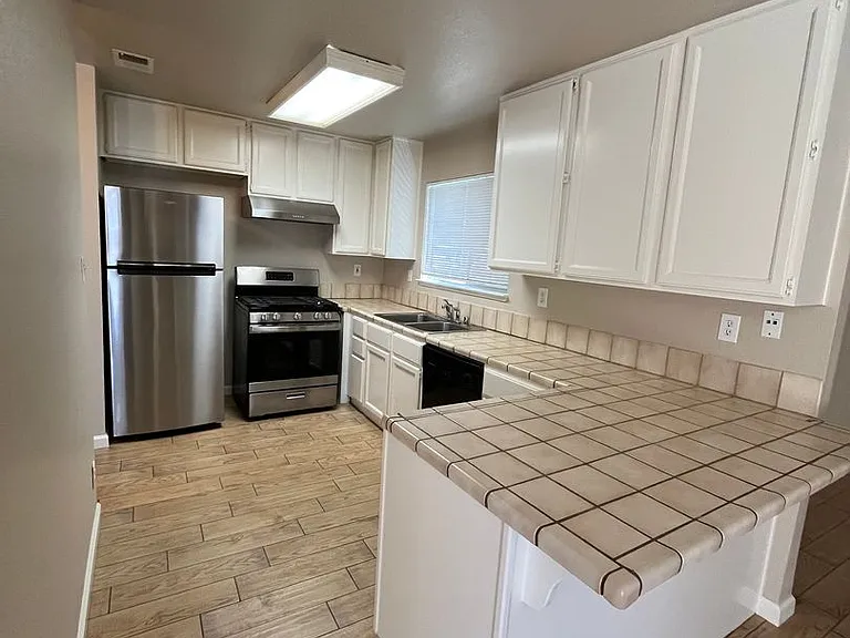 415 W J St — Photo 25
