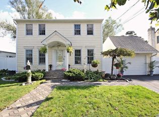 368 Kurzon Rd, West Islip, NY 11795