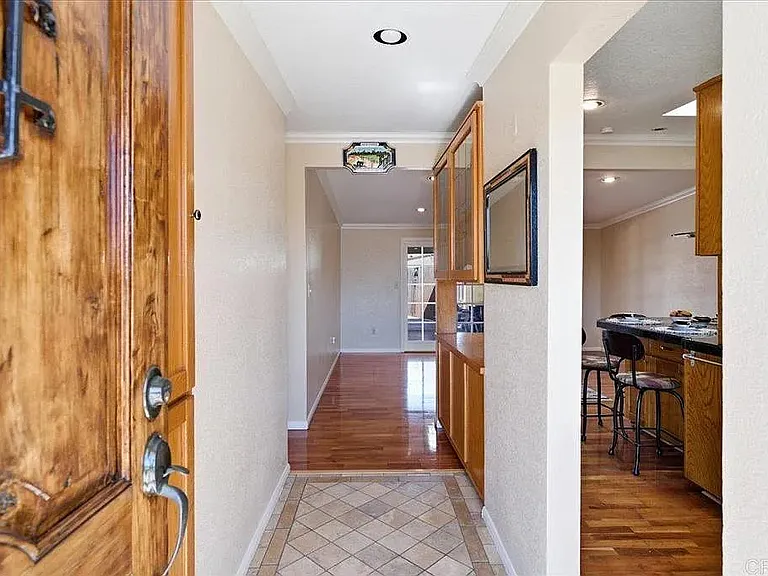 1032 Iris Ave — Photo 2