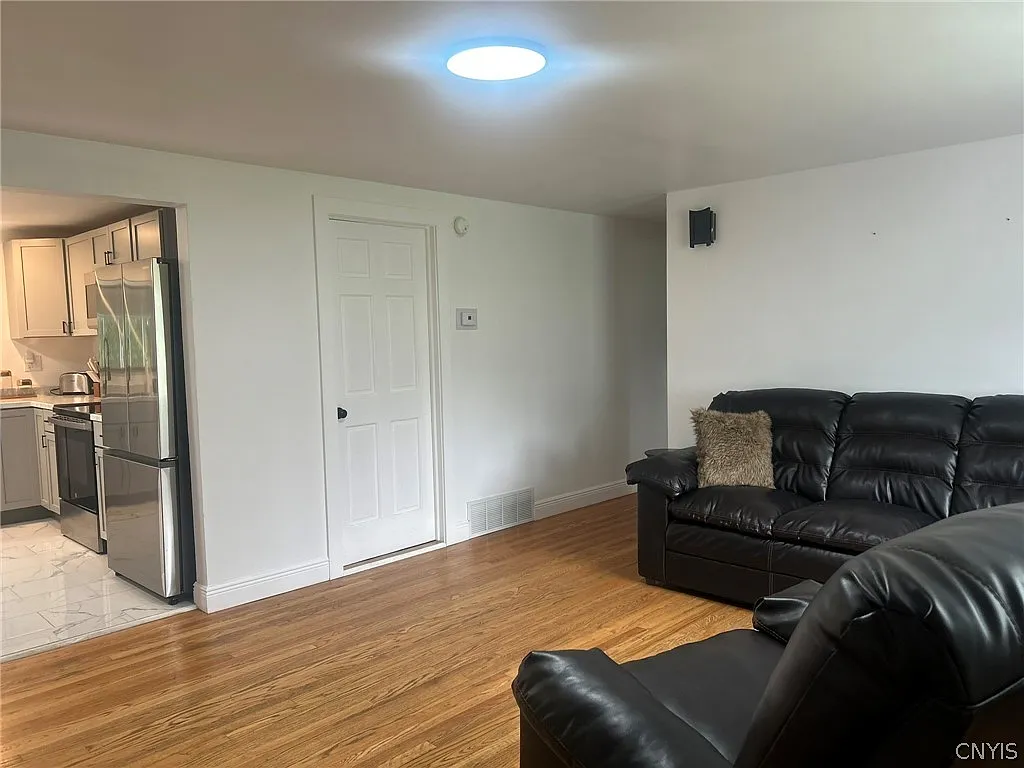 4 bed, 2.0 bath, 2085 sqft, $3,500 — Photo 4
