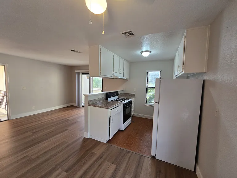 1117 W Swain Rd #18 — Photo 14