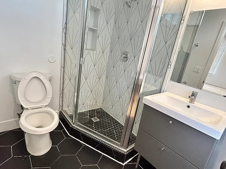 1334 W 22nd St #1 — Photo 7