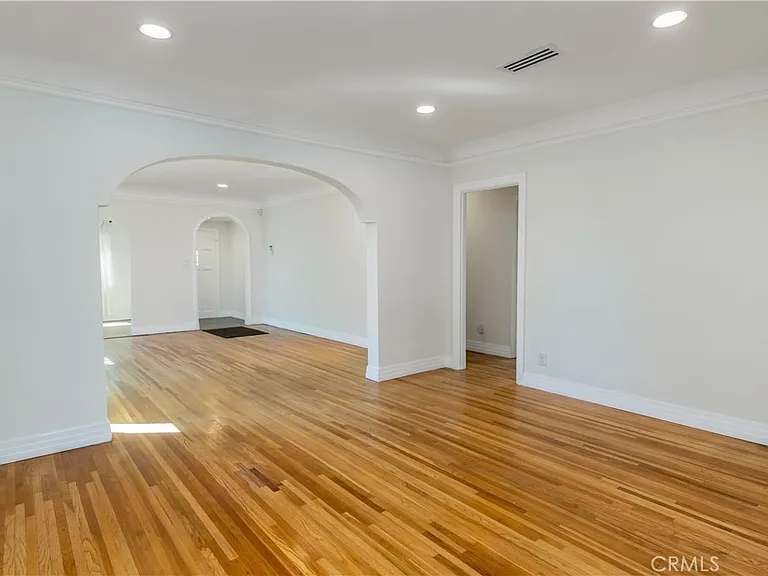 1094 S Plymouth Blvd — Photo 8