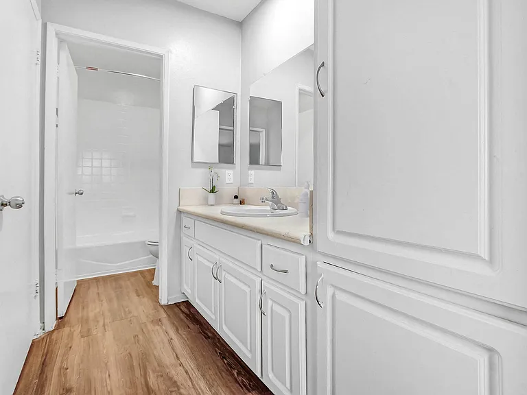 Sherman Plaza Apartments — Photo 5