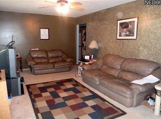 1343 Rhodes Ave, Mogadore, OH 44260