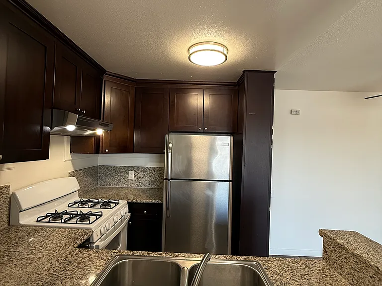 1600 W Carson St #212 — Photo 11