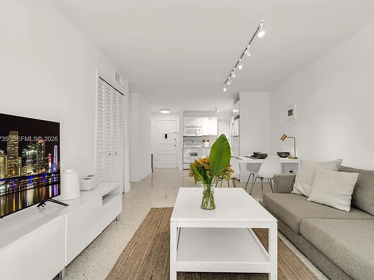 836 SW 1st St #102 — Photo 5