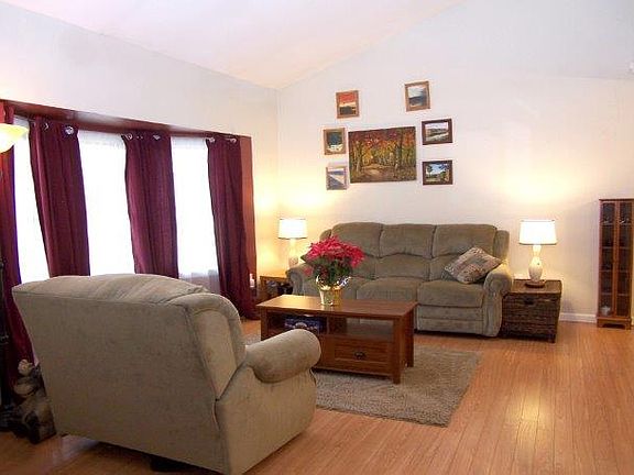 3rd image of 914 Peconic St
