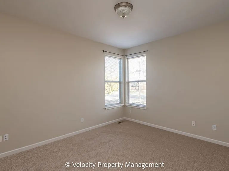 1530 NW Hickory Pl — Photo 7