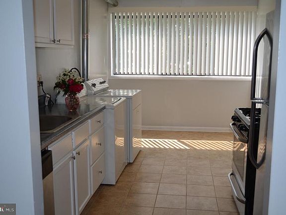 4th image of 100 Royal Oak Dr APT D