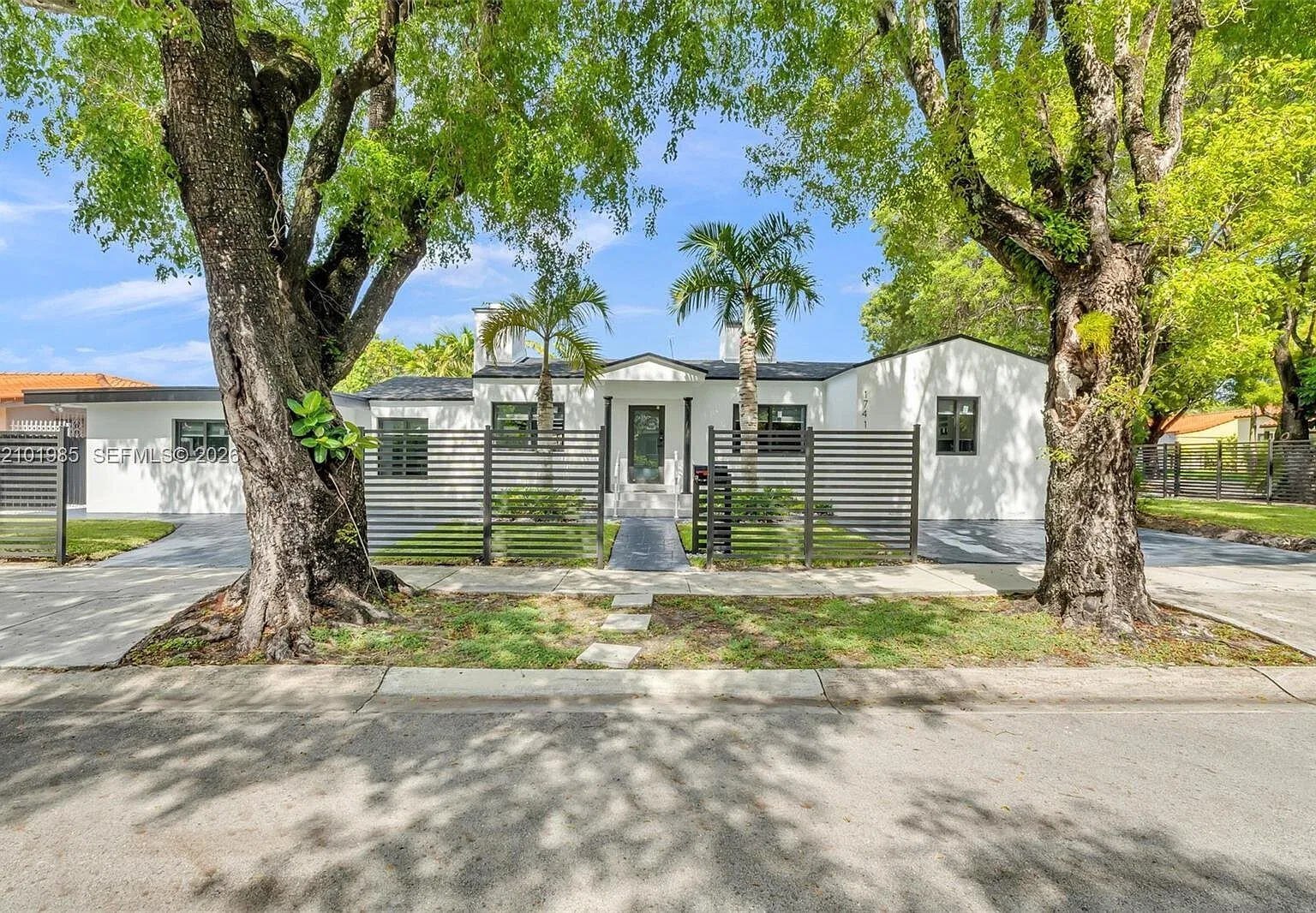 4 bed, 3.5 bath, 2023 sqft, $8,995 — Photo 1