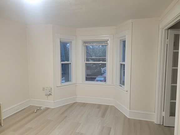 5th image of 293 Grove Ave Floor 2