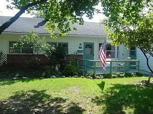 184 Stanley Ave photo 1