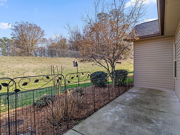 3rd image of 95 Garden View Ln