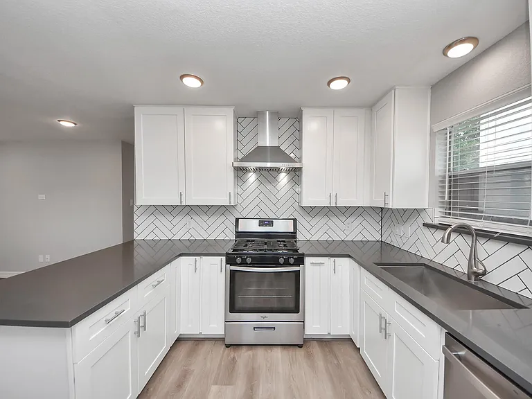 821 E 36th St — Photo 31