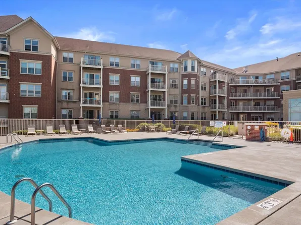4120 S Lake DRIVE #265, Saint Francis, WI 53235