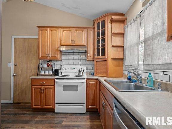 4th image of 2632 Elm St