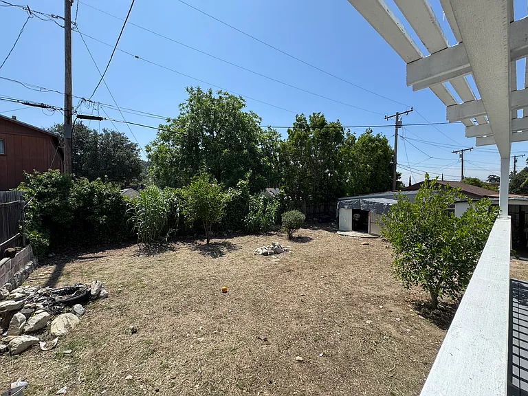 2137 1/2 Glenada Ave — Photo 10