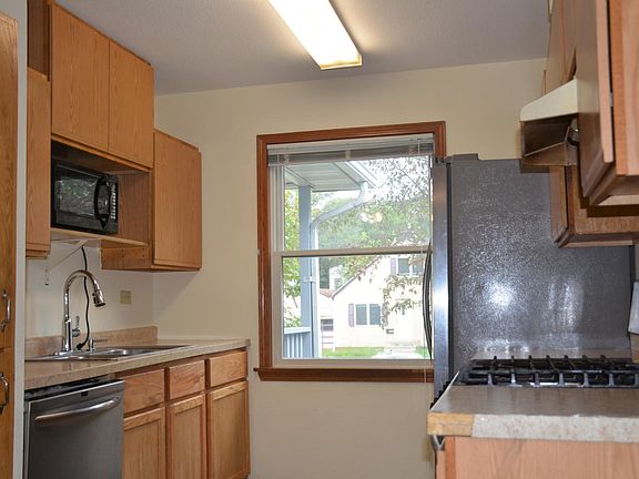5th image of 240 Hurley St E