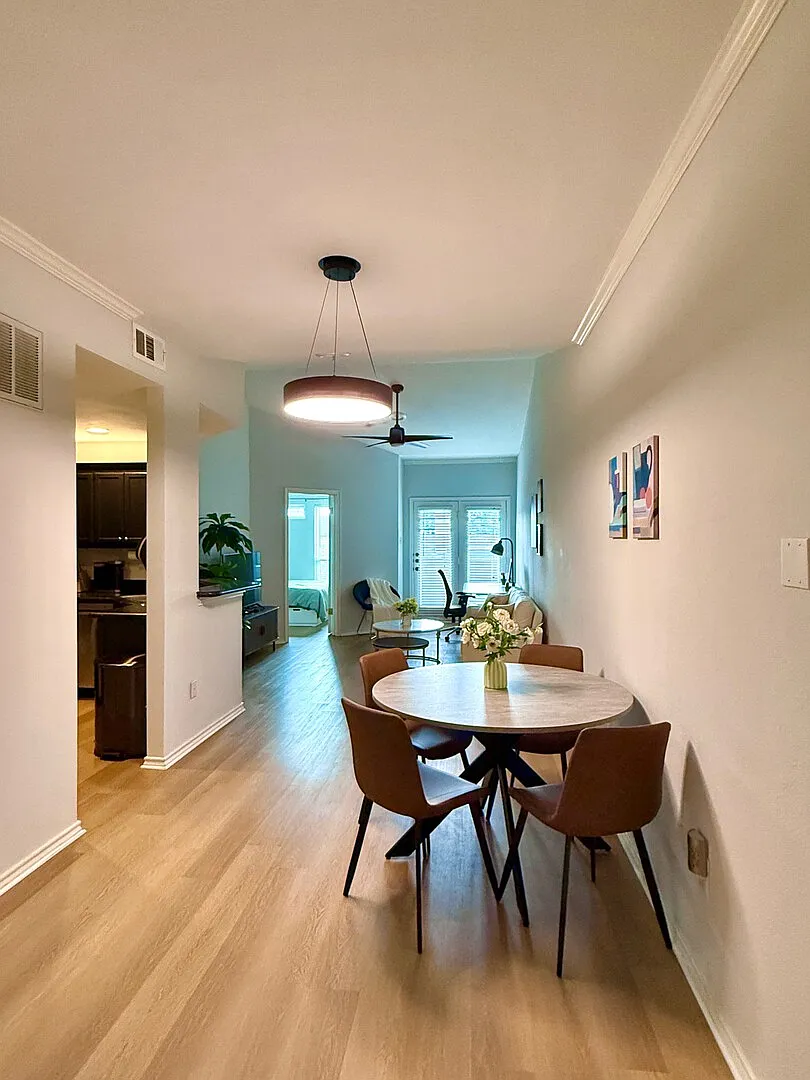 Quiet 2BR/2BTH Condo, Oak Lawn, Gated, Walkable, Covered Parking — Photo 2