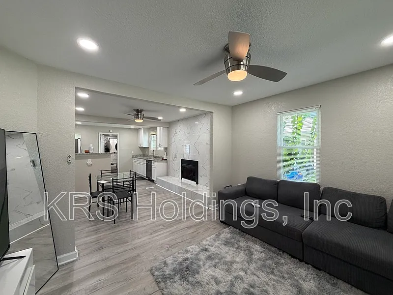 3 bed, 2.0 bath, 1172 sqft, $2,050 — Photo 2