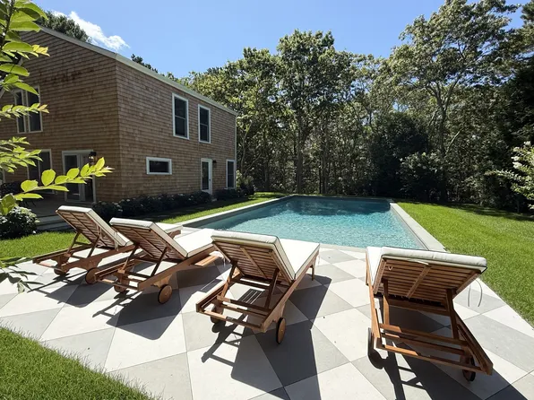 https://photos.zillowstatic.com/fp/3cca4ba10458a3bbe66fe5036788f895-p_e.webp