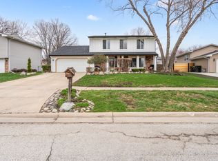340 Stonehurst Ln, Roselle, IL 60172