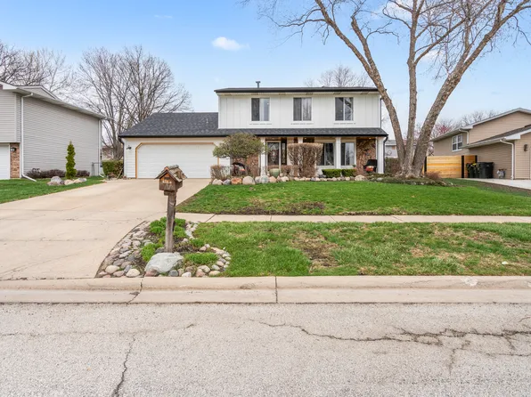 340 Stonehurst Ln, Roselle, IL 60172