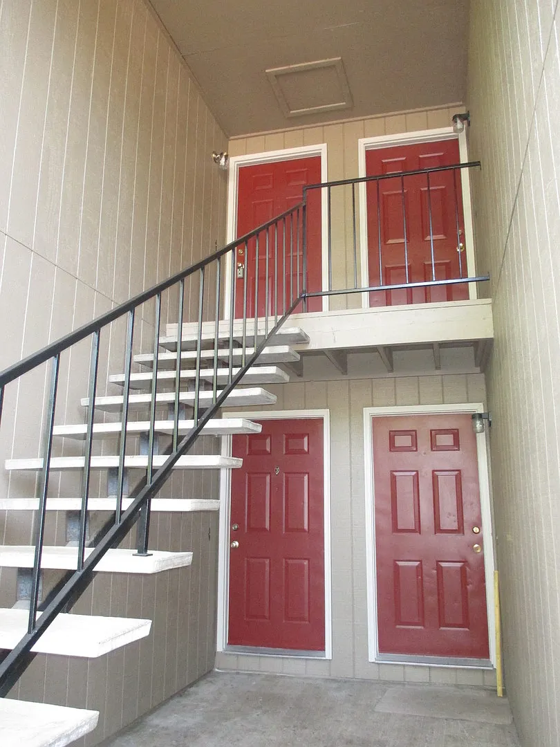 Downstairs Two Bedroom Apartment with Garage — Photo 2