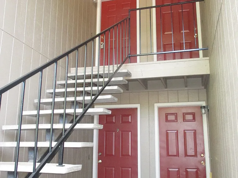 Downstairs Two Bedroom Apartment with Garage — Photo 2