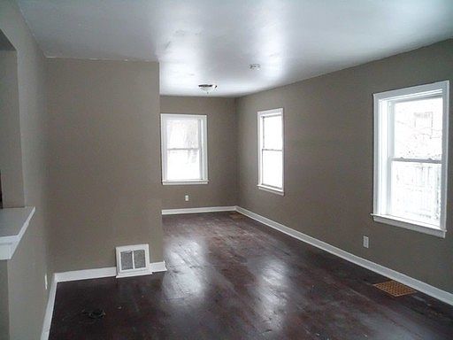4th image of 725 Dickinson St SE