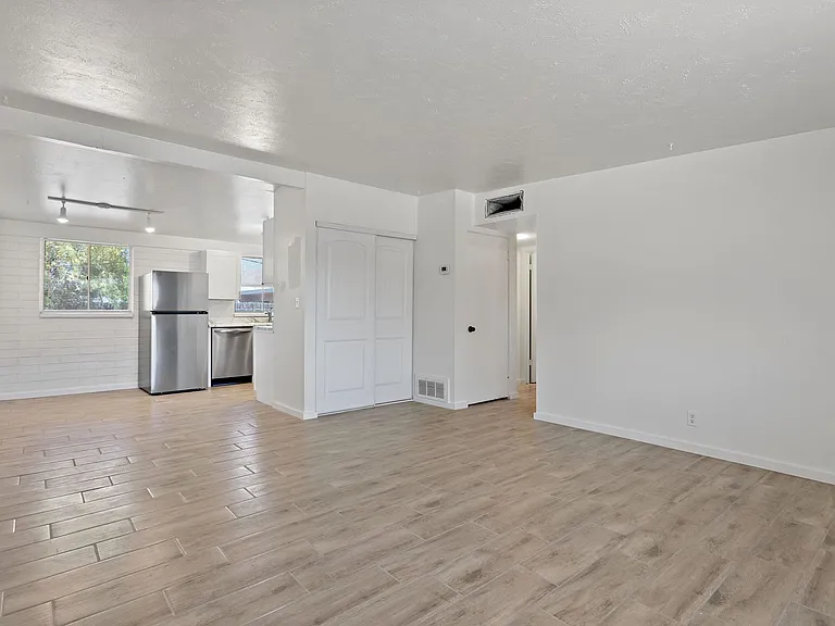 1515 E Blacklidge Dr — Photo 1