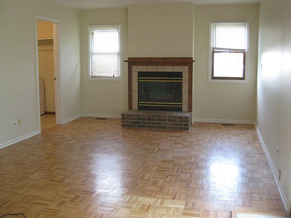 Family room w/fireplace