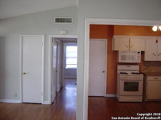 5th image of 454 Sharon Dr