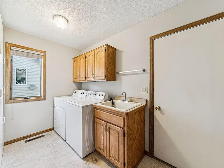 1913 Eastridge Ct — Photo 3