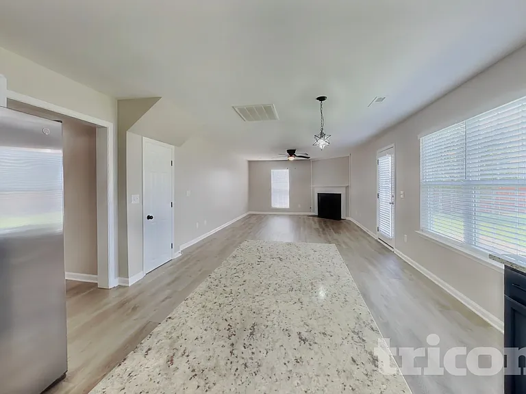 1402 Weston Ln — Photo 5