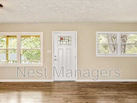 3rd image of 1604 Crescent Dr
