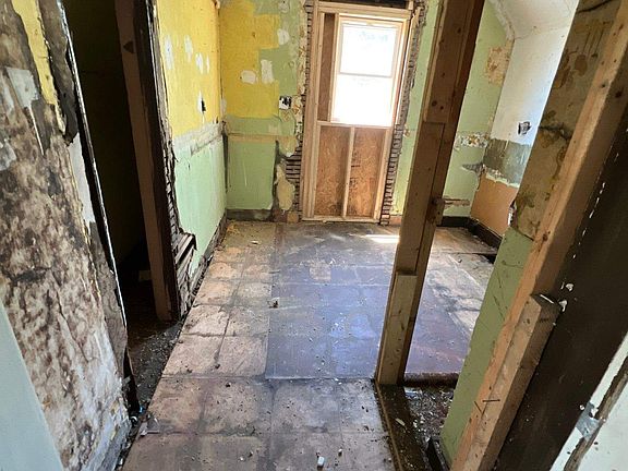 5th image of 1325 S Main St